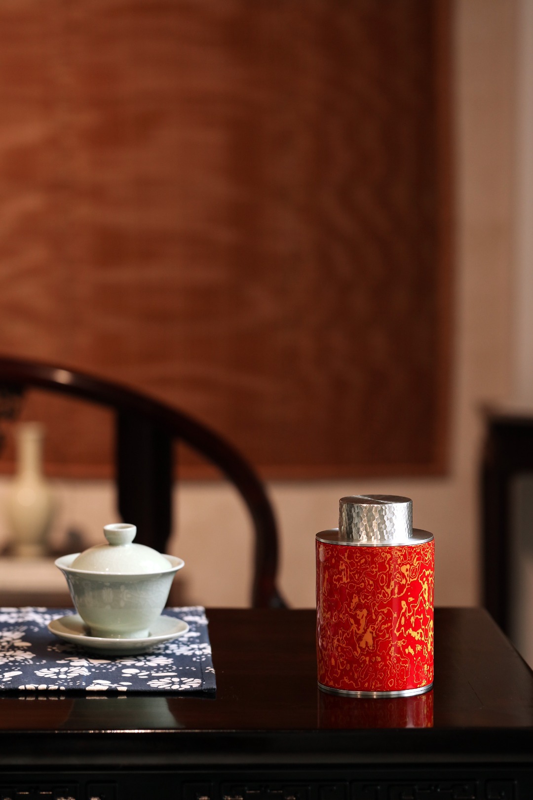 大漆·红金 | 山水纹·茶叶罐紫光檀为胎，以锡为胆，髹漆其上，层层打磨，纹理自然