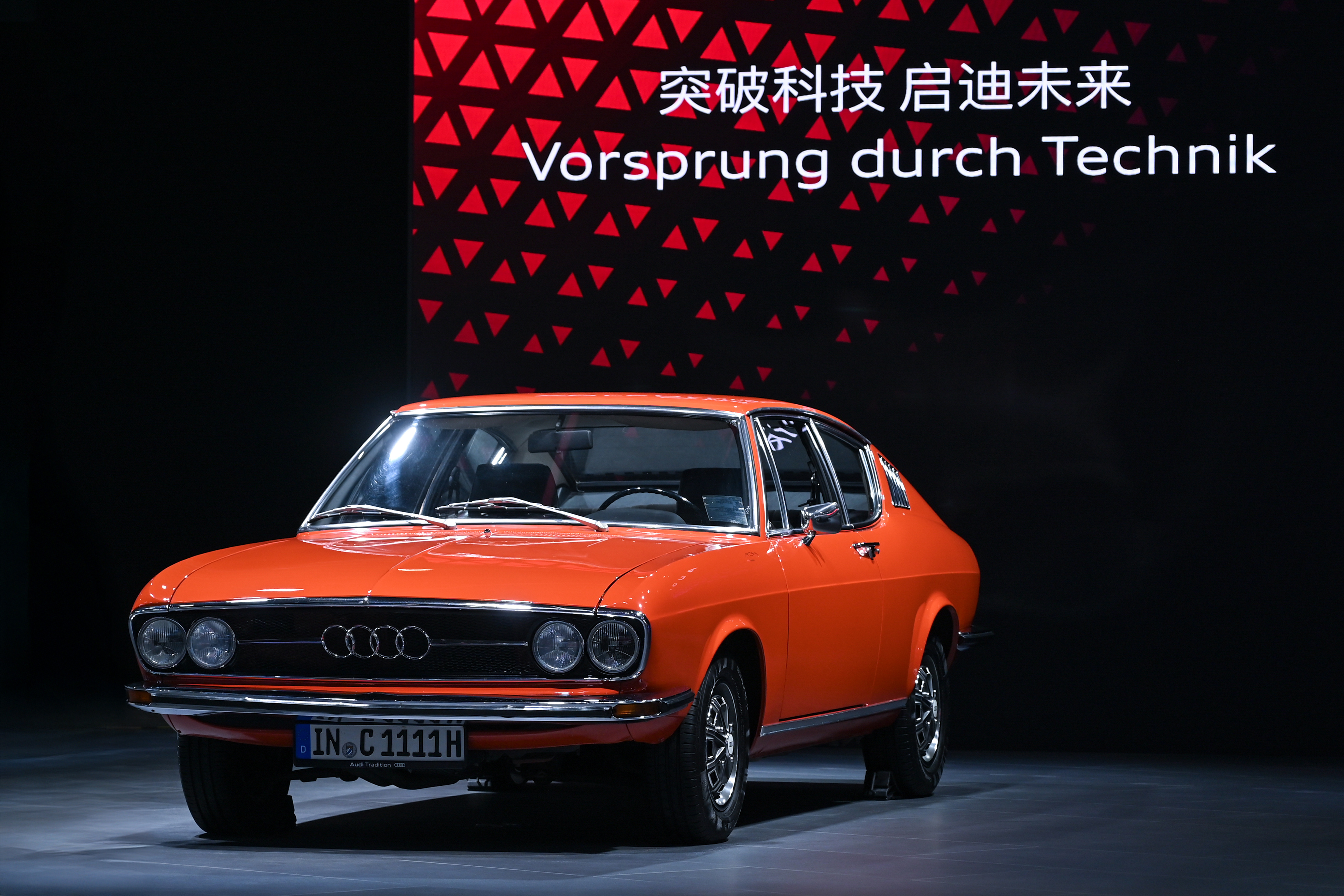进博会看汽车  奥迪在本届进博会上以“电动化与传承”为核心，带来三款重磅车型：纯