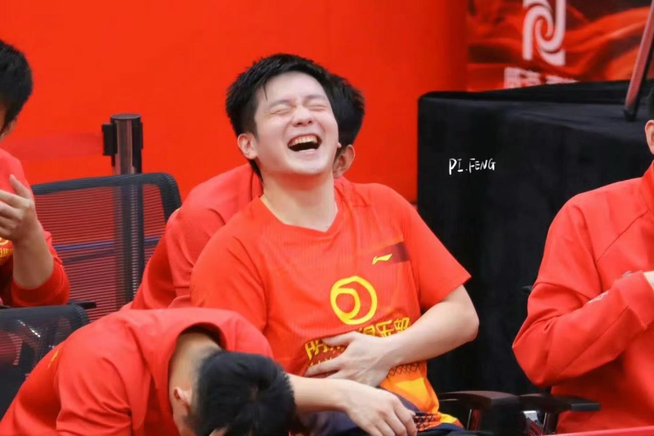 樊振东心声被恩师吴敬平效仿[大笑]
吴敬平教练今天续更个人VB，
评论区有网友留