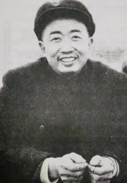 1952年，朝鲜战场上，志愿军抓获了一名间谍，搜身时，志愿军战士在间谍胸前一摸，