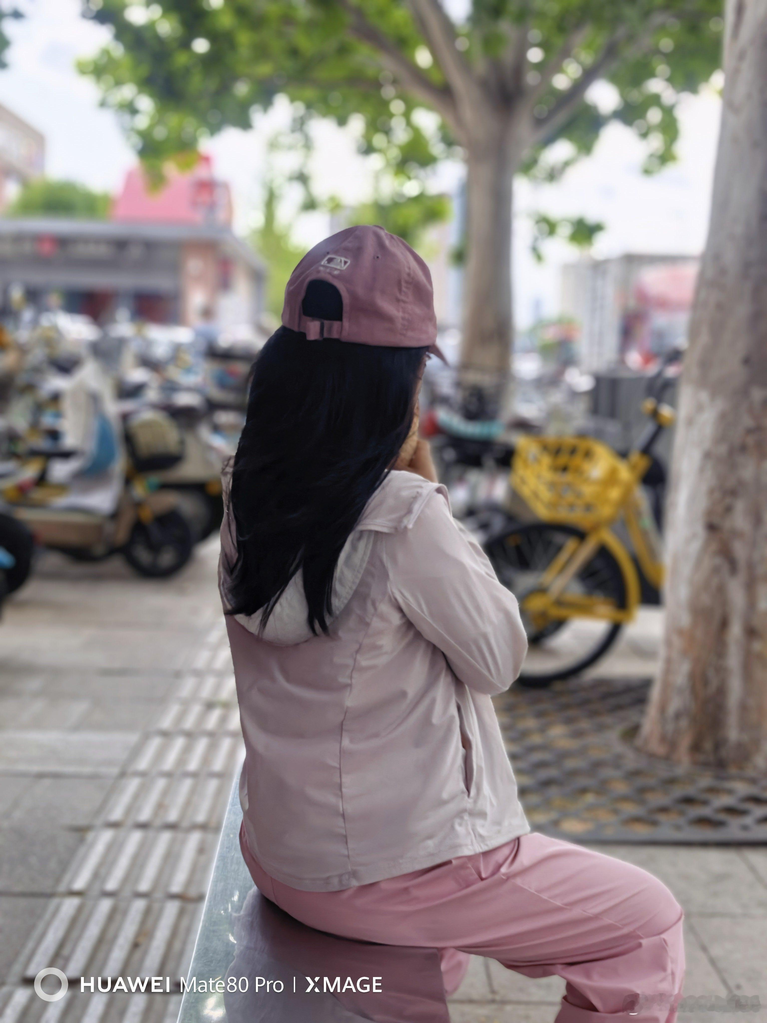 生活手记 一个普通的午后，七七女士上完课吃着一个冰淇淋球，等公交回家，也不知道她