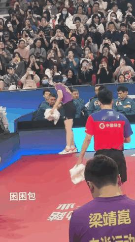 王楚钦去拍手，鲁能教练和队员无一人站起来乒超联赛第一天，山东魏桥3-0山东鲁能，