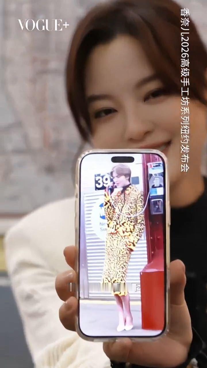 辛芷蕾穿去年一眼相中的衣服拍封面 这套明黄色套装上身，果然灵动又亮眼。蕾想要的，