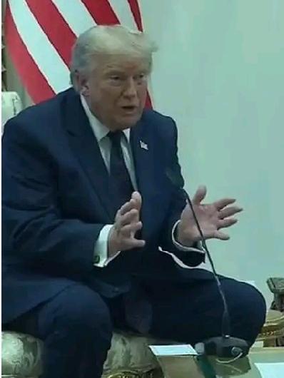 美伊围绕霍尔木兹海峡的博弈太精彩了。美军重启对伊朗海上封锁，想限制其进出海峡，还