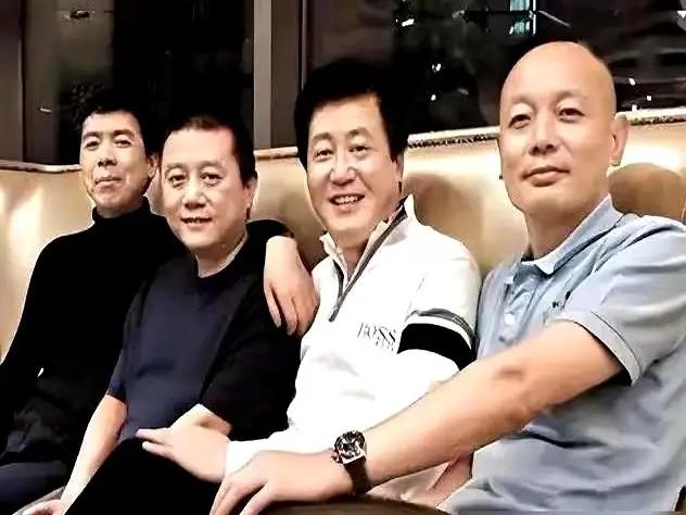 王朔说：“外人总喜欢编排我和冯小刚的恩怨，说得像是血海深仇似的。其实并不是这样。