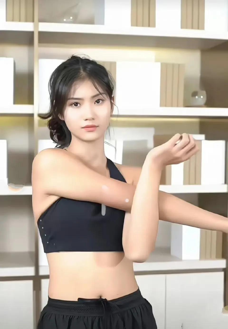 夏思凝，
不愧是让欧美膜拜的颜值！
浓眉大眼，五官端正，这让西方再次认识到了什么