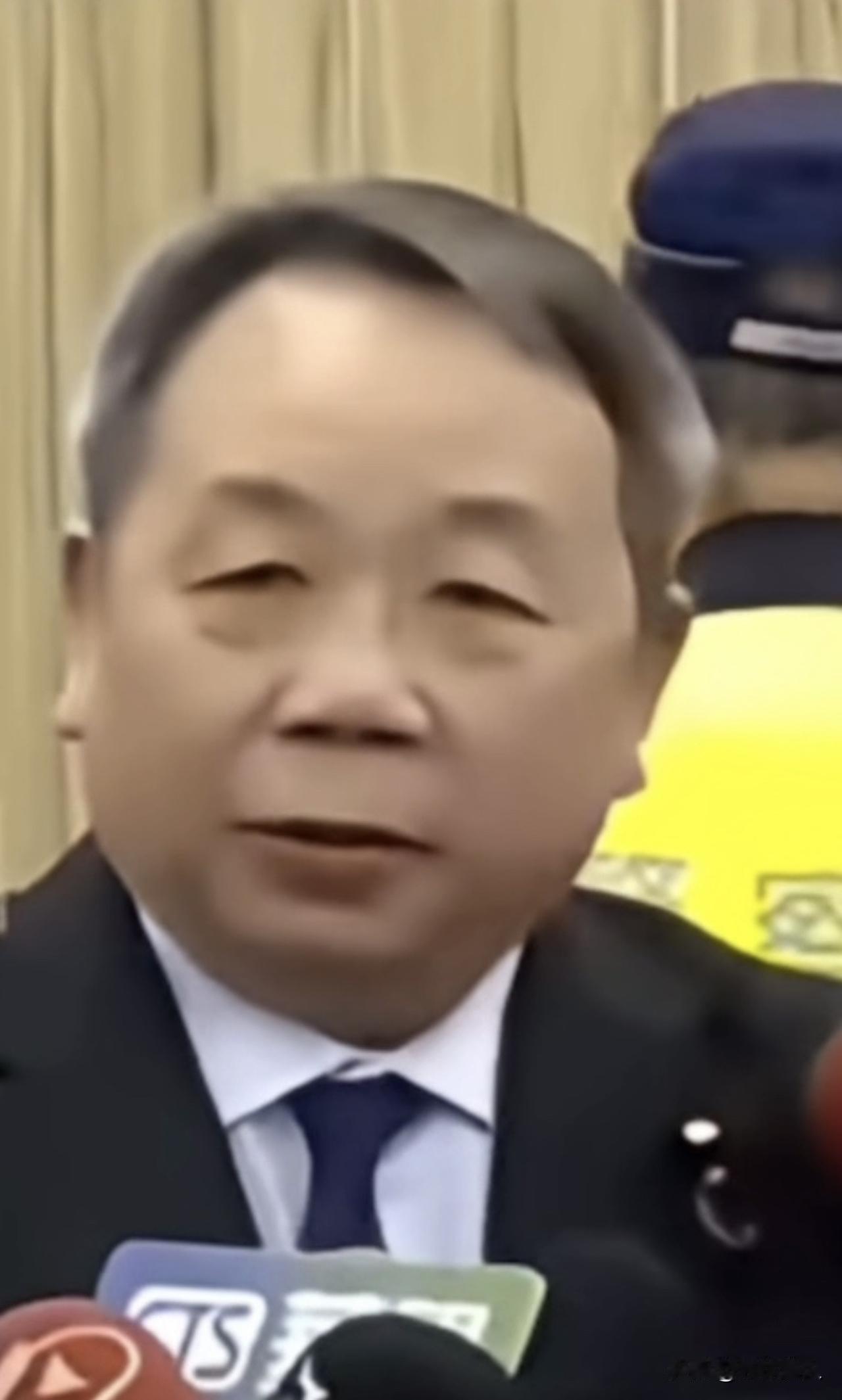 新思维：国籍是纸，爱国是命

国籍是一纸薄薄的文书，印着地域的标识，载着法律的界