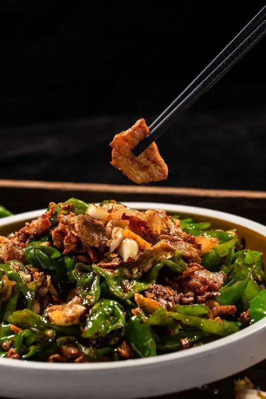 主打一道经典青椒炒肉，肥瘦相间的肉片煸炒得油香四溢，搭配脆嫩青椒，咸香下饭。凉拌