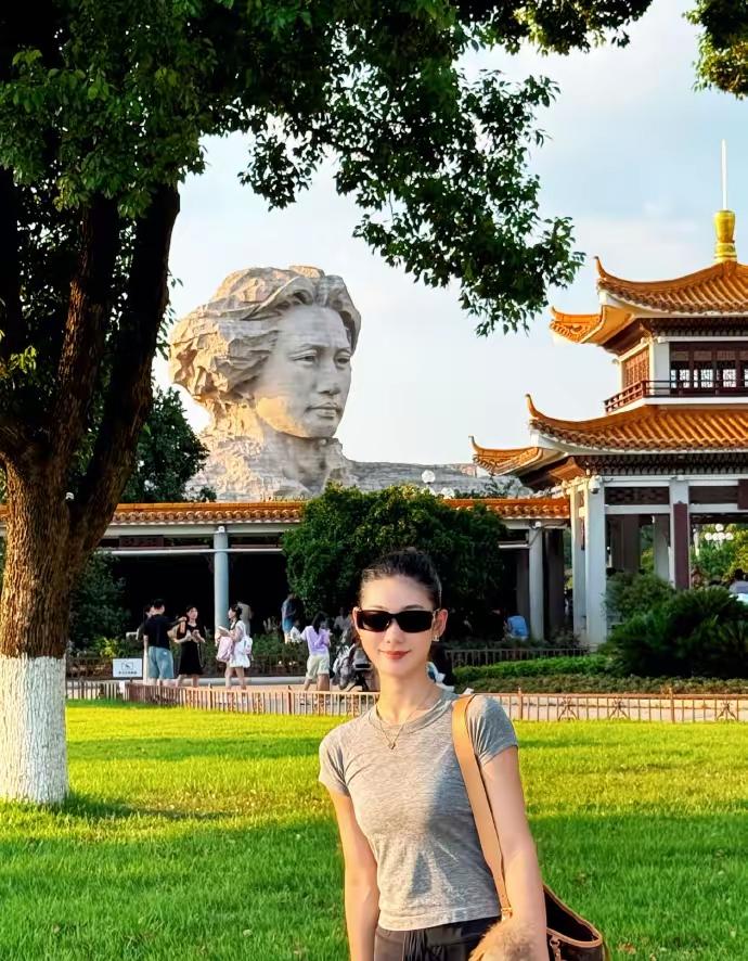 难道全国十四亿十五亿人口，就没有一个人说这个雕像严重不像吗？为什么不说真话！是找