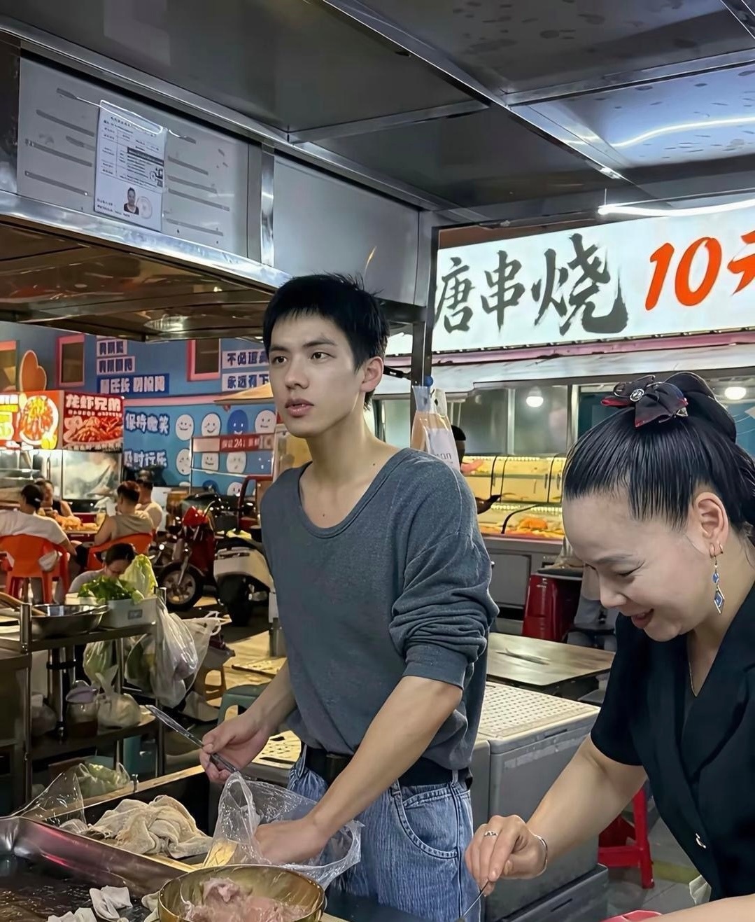 帅成这样了为啥还要靠摆摊为生 