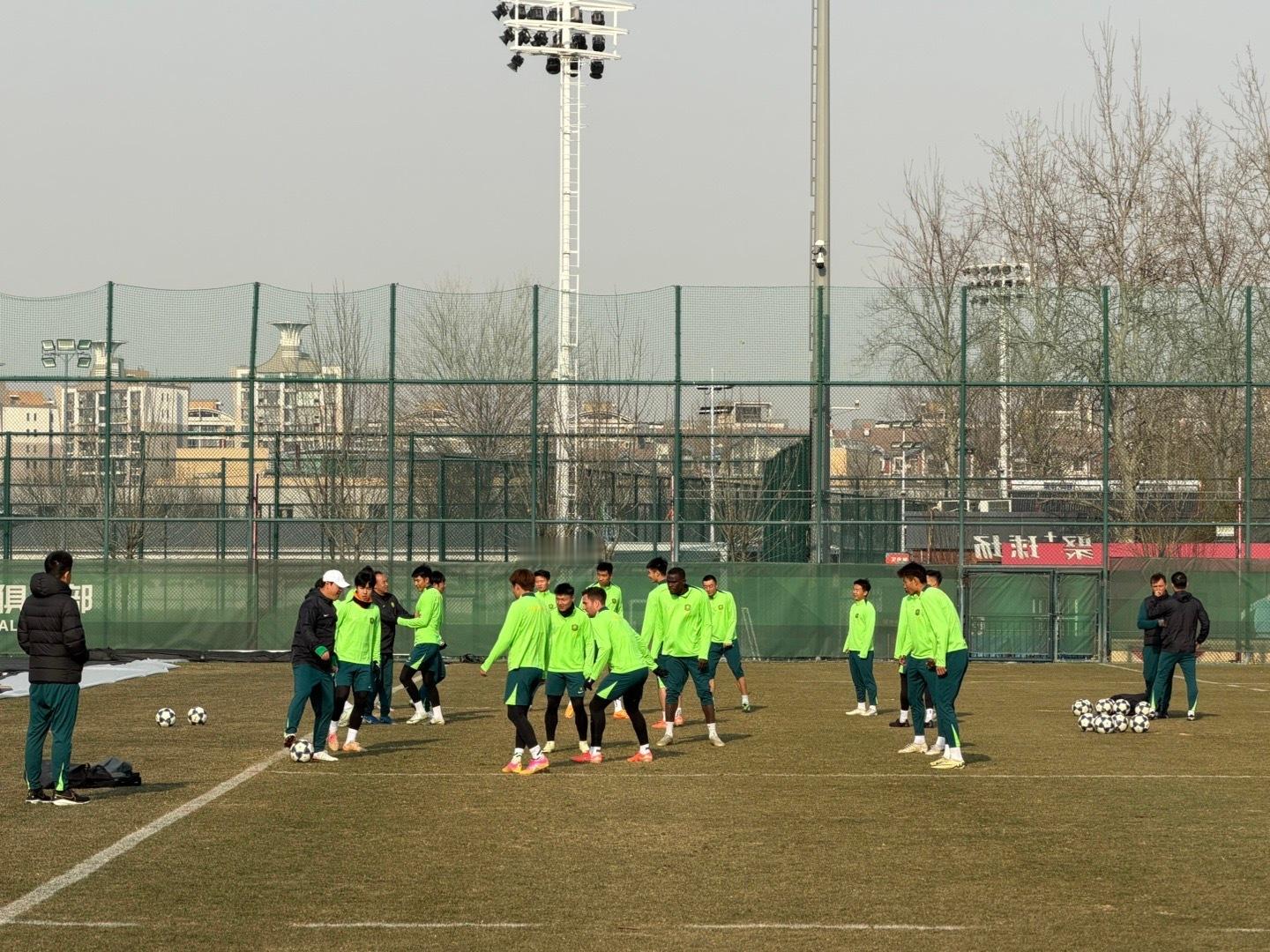 达万回巴西治疗了，没在北京国安北京国安 北京·聚加球场