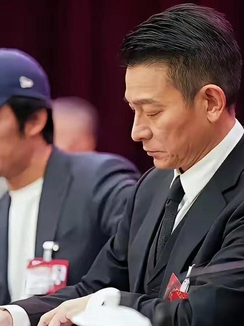  六十四岁刘德华亮相央视，这身气场，普通外套压根压不住

年过六十四岁的刘德华，