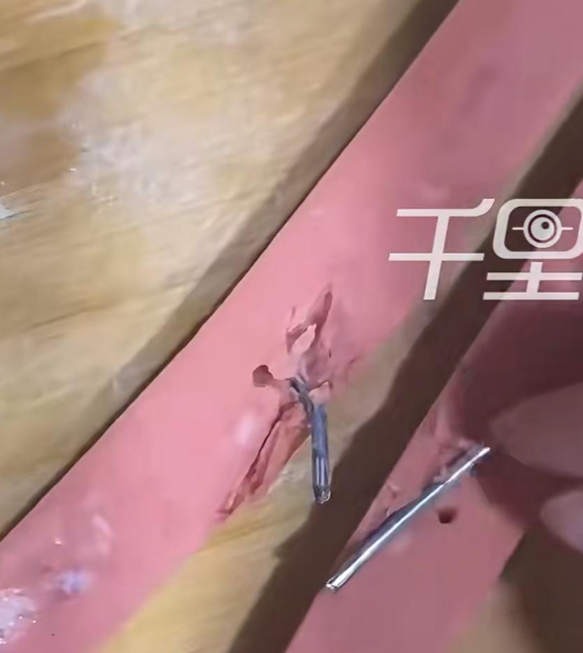 山西吕梁的王先生怎么也没想到，自己花2元买的双汇王中王火腿肠，拆开包装竟在肠体里