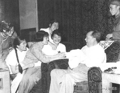 1964年6月11日，毛泽东接见中国共产主义青年团第九次全国代表大会与会代表时，