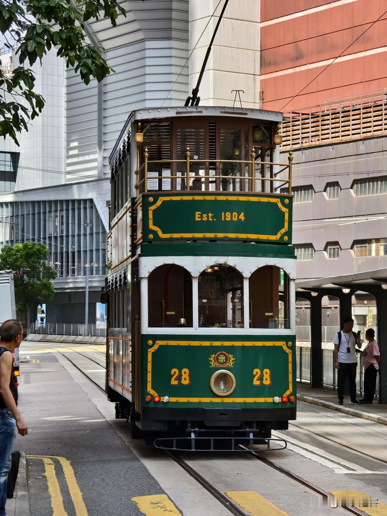 香港叮叮车，历史和现代的强烈碰撞，让人久久不能释怀#景在香港# #尖沙咀街景等#