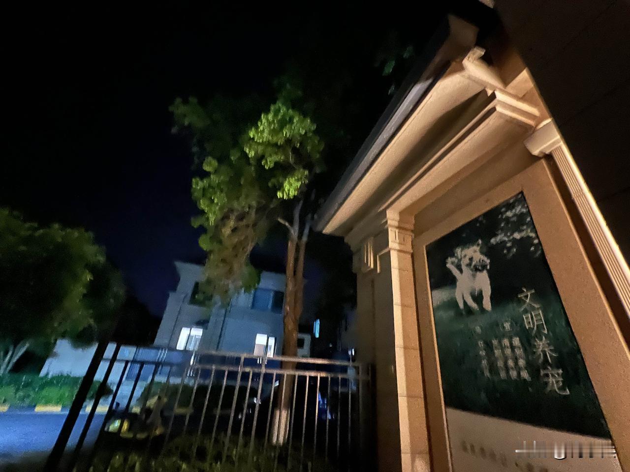 夜里慢悠悠独自散步，步履从容不慌不忙。晚风带着微凉，轻柔拂面而过。周遭空气澄澈干