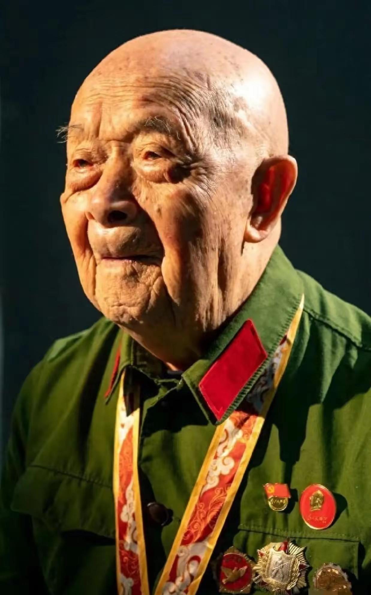 1988年，重庆一个修县志的哥们，在档案馆翻到一张发黄的喜报。上面写着：蒋诚，一