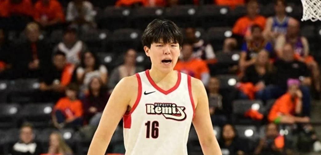 杨瀚森在发展联盟的首轮比赛中表现得超级棒！他砍下了8分13个篮板，简直就是个篮板