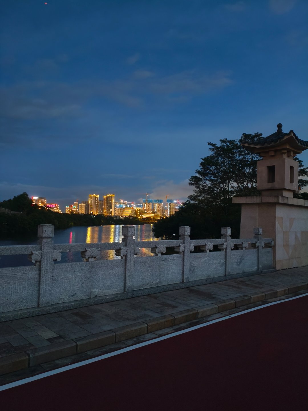 生活忙乱，也别忘了留一点柔软给自己和别人。少一句苛责，多一次伸手，善意像种子，不
