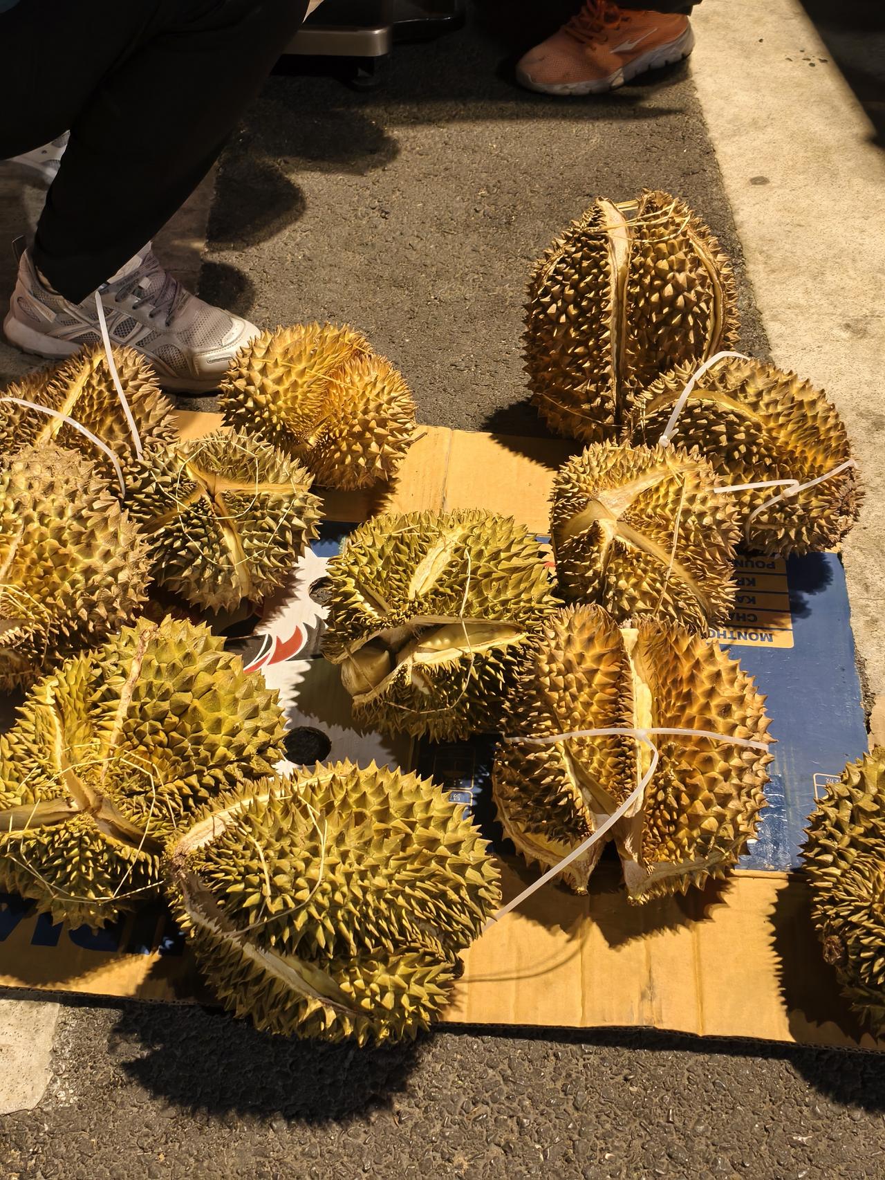 今天分享一张随手拍邢台街头，榴莲9.9元一斤，不包售后，这价格怎样？