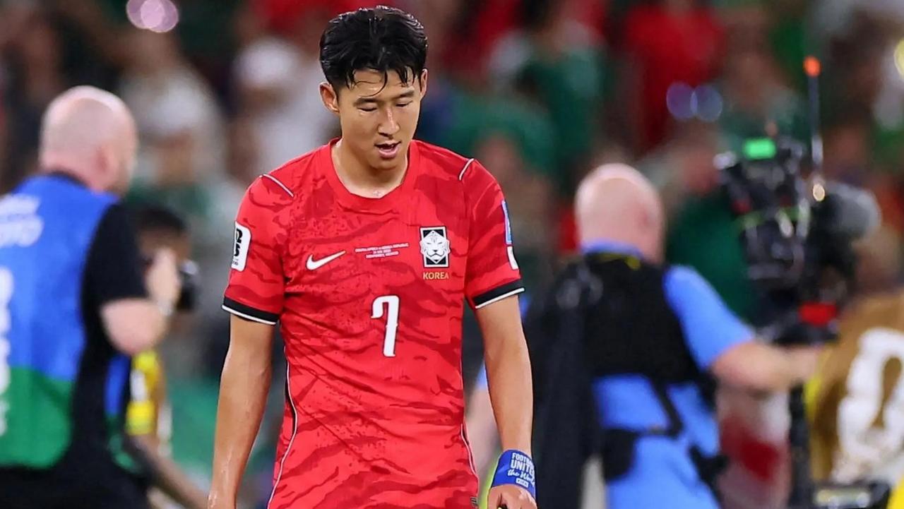 【卸任韩国国家队主教练的洪明甫飞去美国，其“不打算再回韩国”的说法引发韩媒哗然。