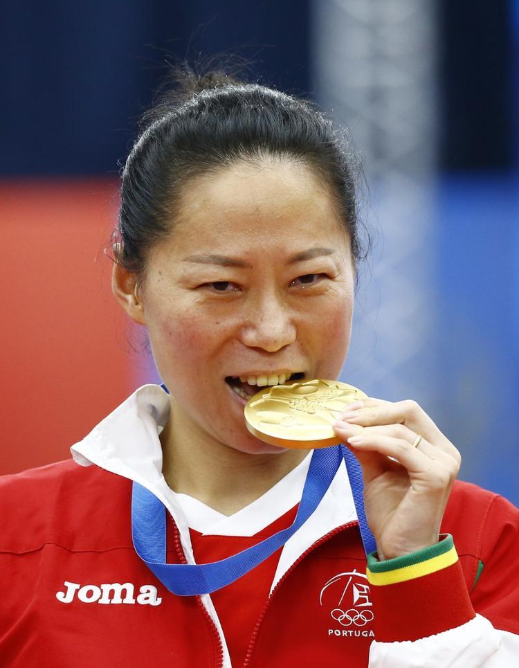 昨天0:3输给曼昱
今天3:1赢了阿库拉
47岁老将付玉
传统直板打法
还是有威