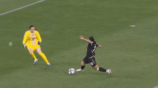 彭诗梦出击不果断，被过后抢断不果断。
因为她的不果断，断送了中国女足卫冕亚洲杯冠