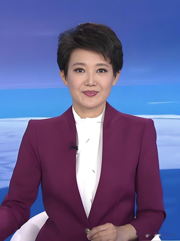 梁艳，央视《新闻30分》的沉稳面孔。她从不喧宾夺主，只以清亮声线将世事娓娓道来—