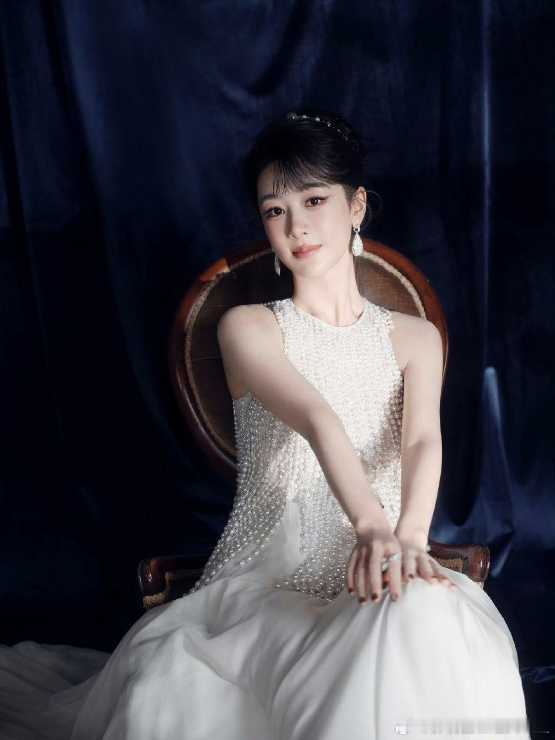 杨紫33岁生日大片杨紫工作室生日发文 岁月沉香，演技绽放！祝杨紫33岁生日快乐！