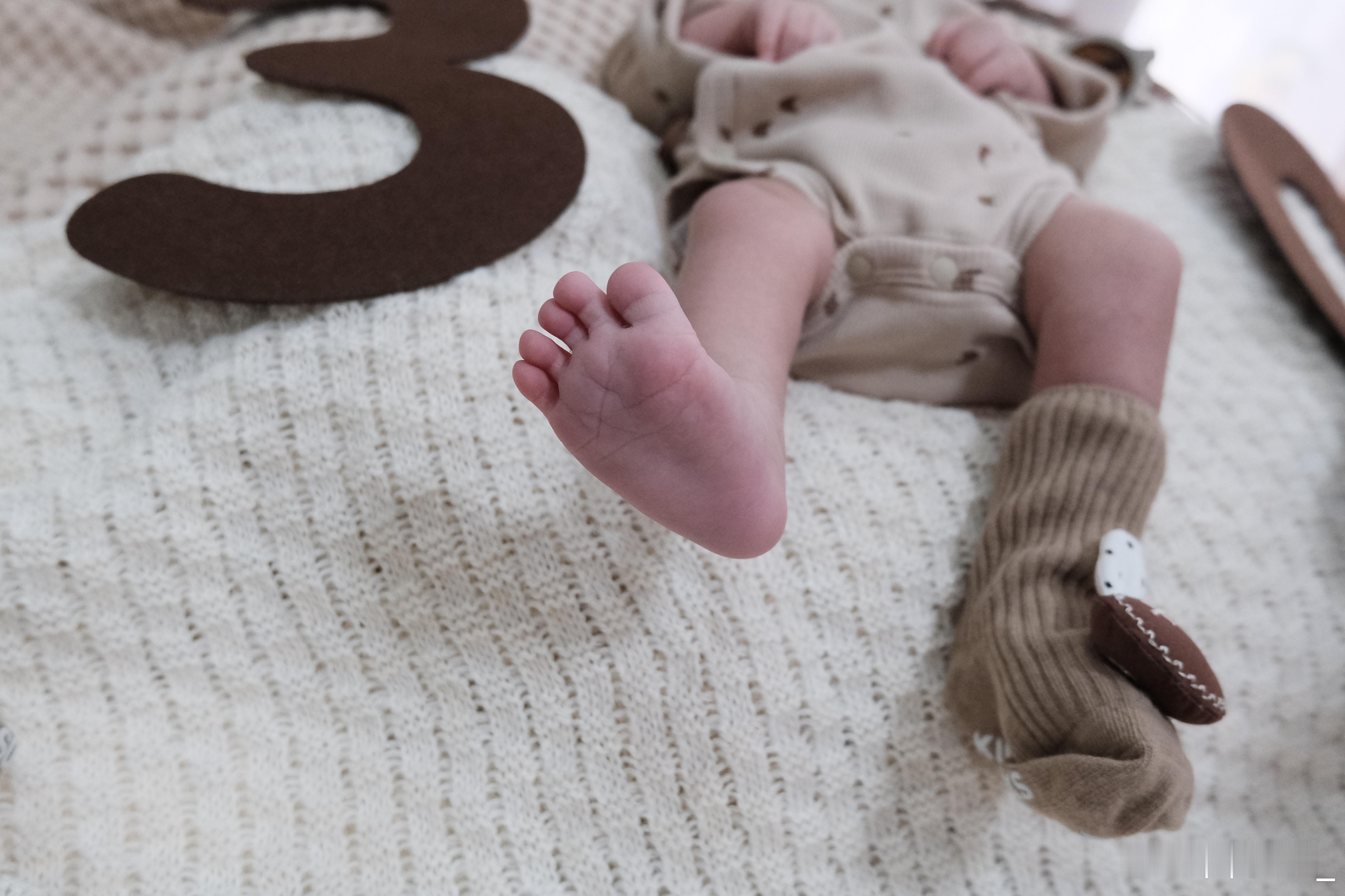 还没满月已经拍了满月照了👶成功拍到宝宝的大酒窝（真难抓拍） 