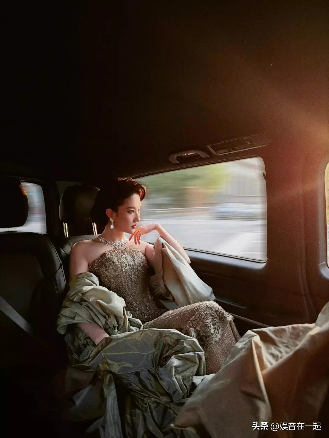 刘亦菲一组车内照片太出圈。车辆疾驰而过，窗外风景缓缓后退，暖融融的阳光斜洒进来，