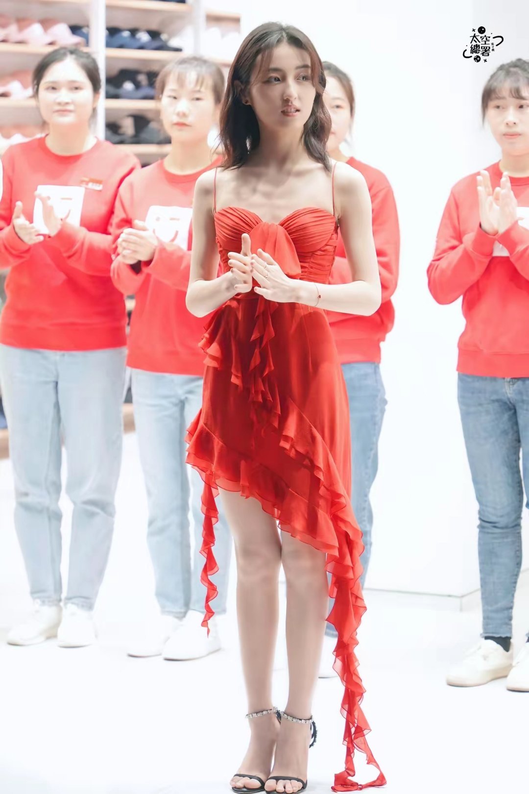 张子枫吊带红裙 ，枫叶姐姐这是要转型做酷girl了吗？爱了爱了！ 