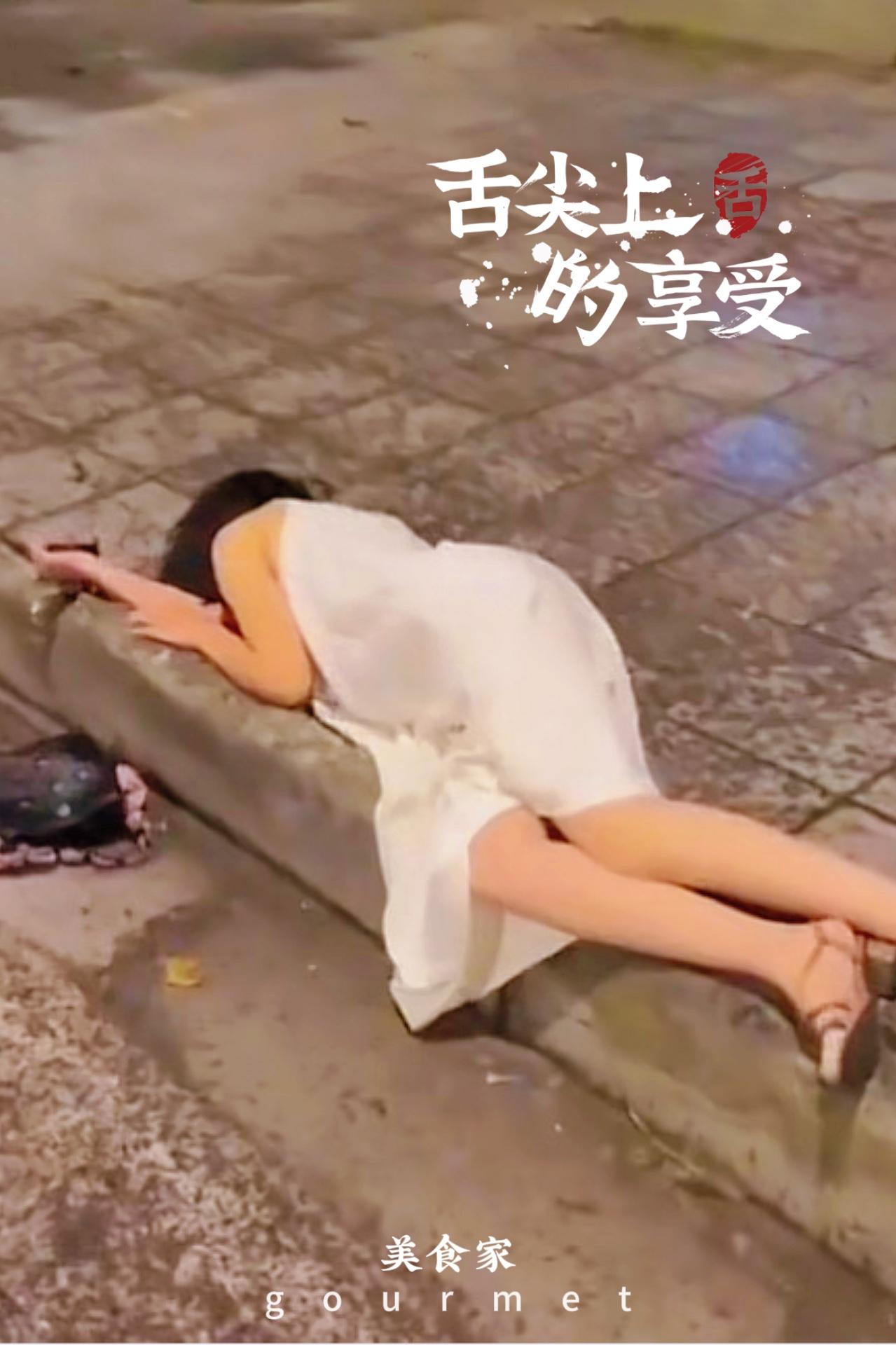 夜深人静时，独自倚靠街边，思绪万千白天里那些未曾细想的事儿，此刻如同潮水般涌来。