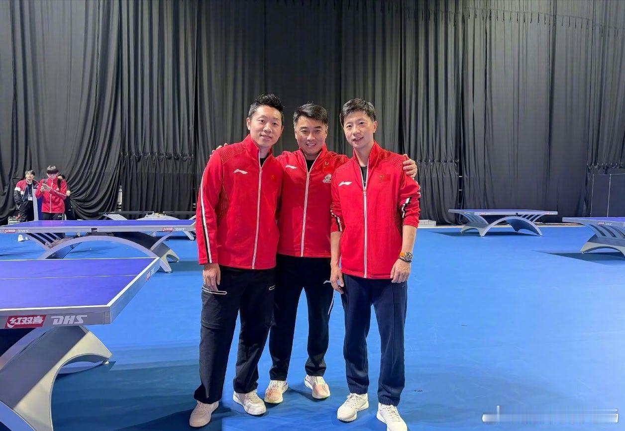 伦敦世乒赛夺冠后，马龙晒与许昕王皓合影，国乒传承引全网破防2026年5月11日，