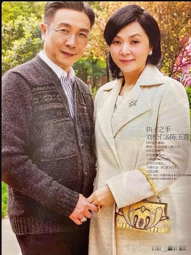 左边这位男士以前在荧幕上能经常看到他的身影，演技精湛，是一位名符其实的实力派演员