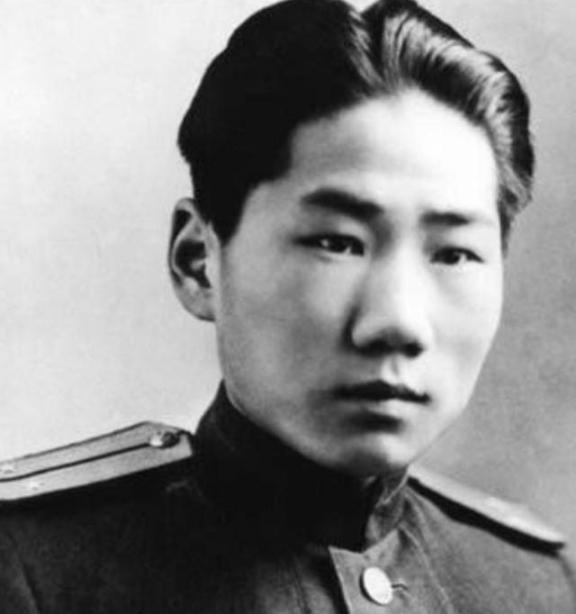 1955 年，中央派人前往朝鲜挖毛岸英坟墓，可当大家刚开始挖，就突然跑过来一名妇