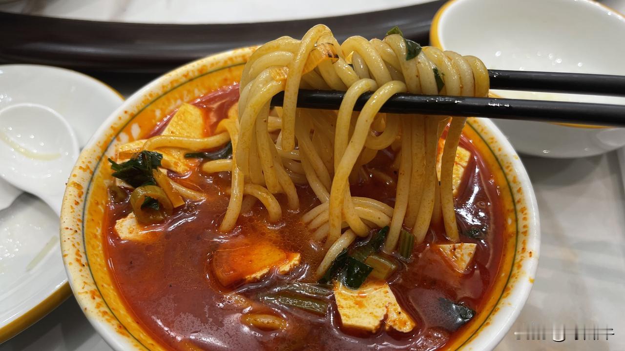 去旬邑吃饭，点的菜再多，都必须来一碗旬邑饸饹！
去旬邑乡镇上吃饭，虽然我们点了好