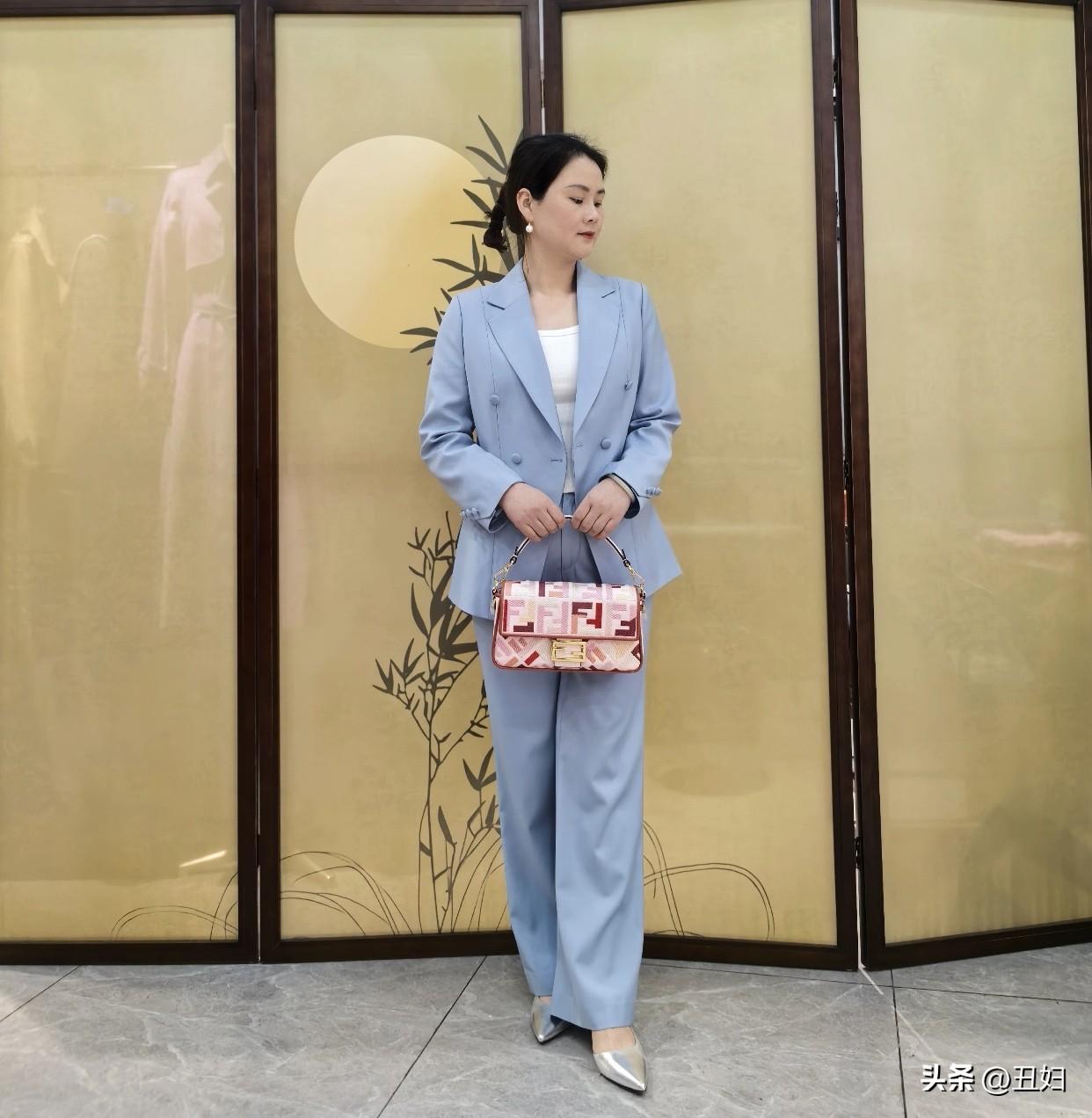 有韵味的女人注重内在修养，读书、旅行，不断充实自己。她们不被年龄束缚，穿着得体，