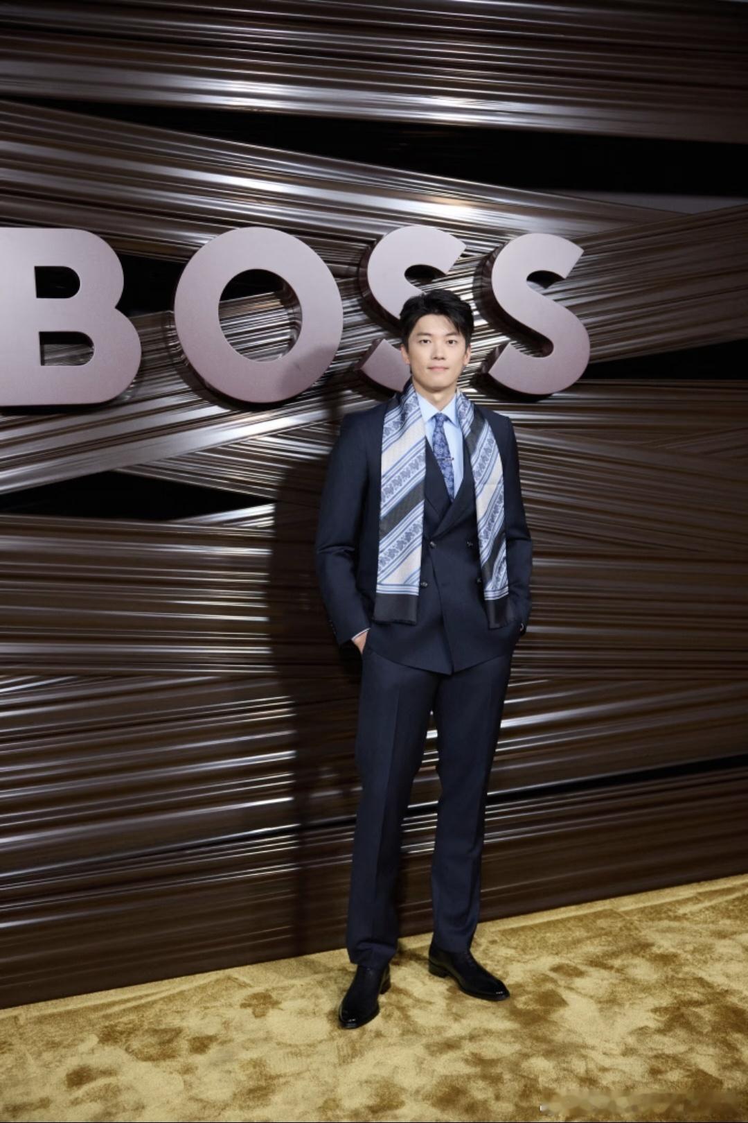 BOSS品牌代言人汪顺 身着深蓝色双排扣羊毛西装，搭配精致印花丝巾、花卉纹理领带