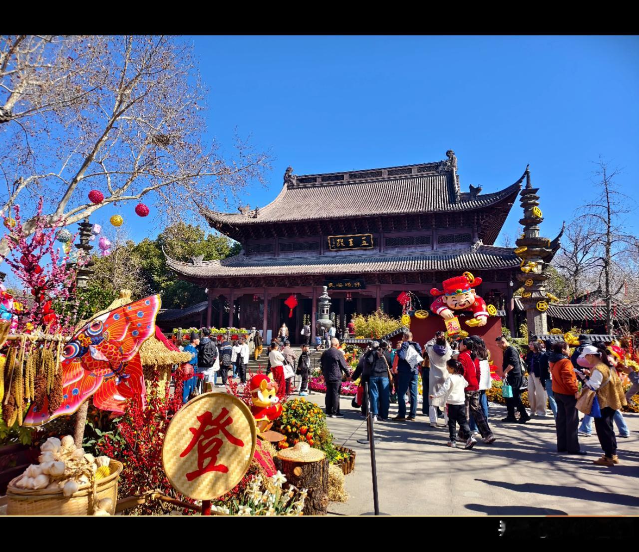 虽然我的工作钱少、事儿多、常加班，但我可以摸鱼逛西湖啊！[呲牙]
今天和同事小姐