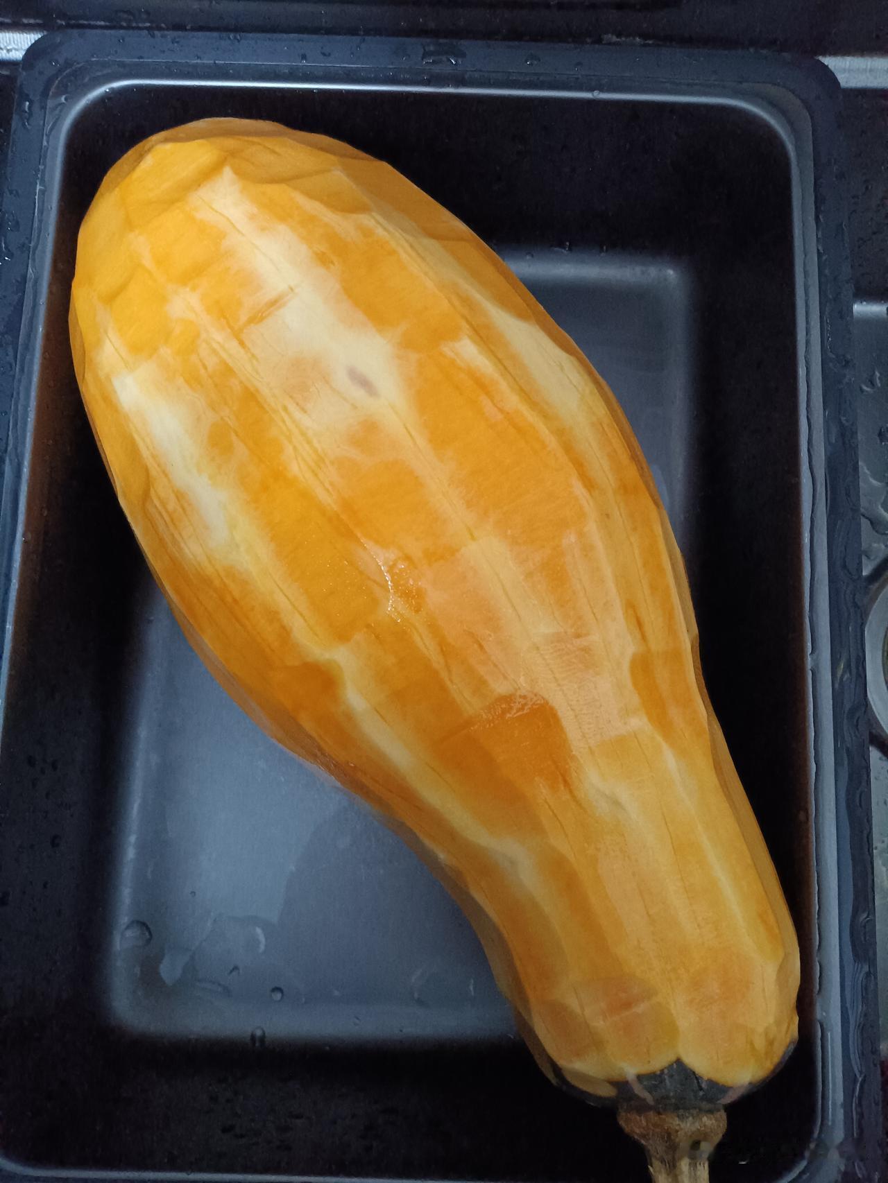 一个人忙了一个下午啦！前段时间从老家带了几个老南瓜。

刚好今天休息，小孩子说想