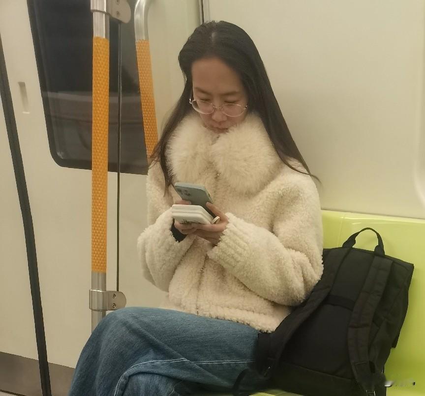 好美呀！邻居上大学的小姑娘，坐地铁也准备坐高铁回家。小家碧玉初长成。不知道这么漂