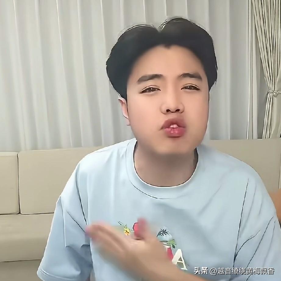 刘能的小儿子王梓嘉在直播间满腹牢骚，他说:“从小到大，我才是最受排挤的那个，你们