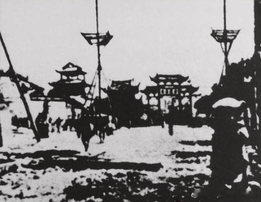 1911年12月1日在上海谋得利戏院上映《武汉战争》是我国第一部纪录片。该影片上