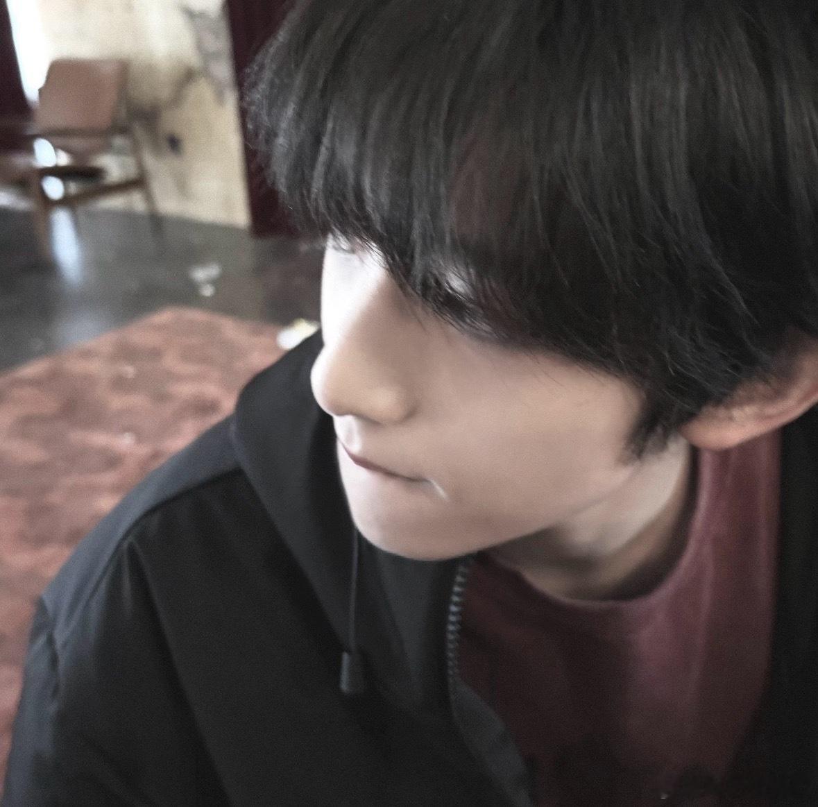 陈浚铭  他怎么样都可爱，素颜也可爱，吃东西可爱，睡着了也可爱，哭泣也可爱，他把