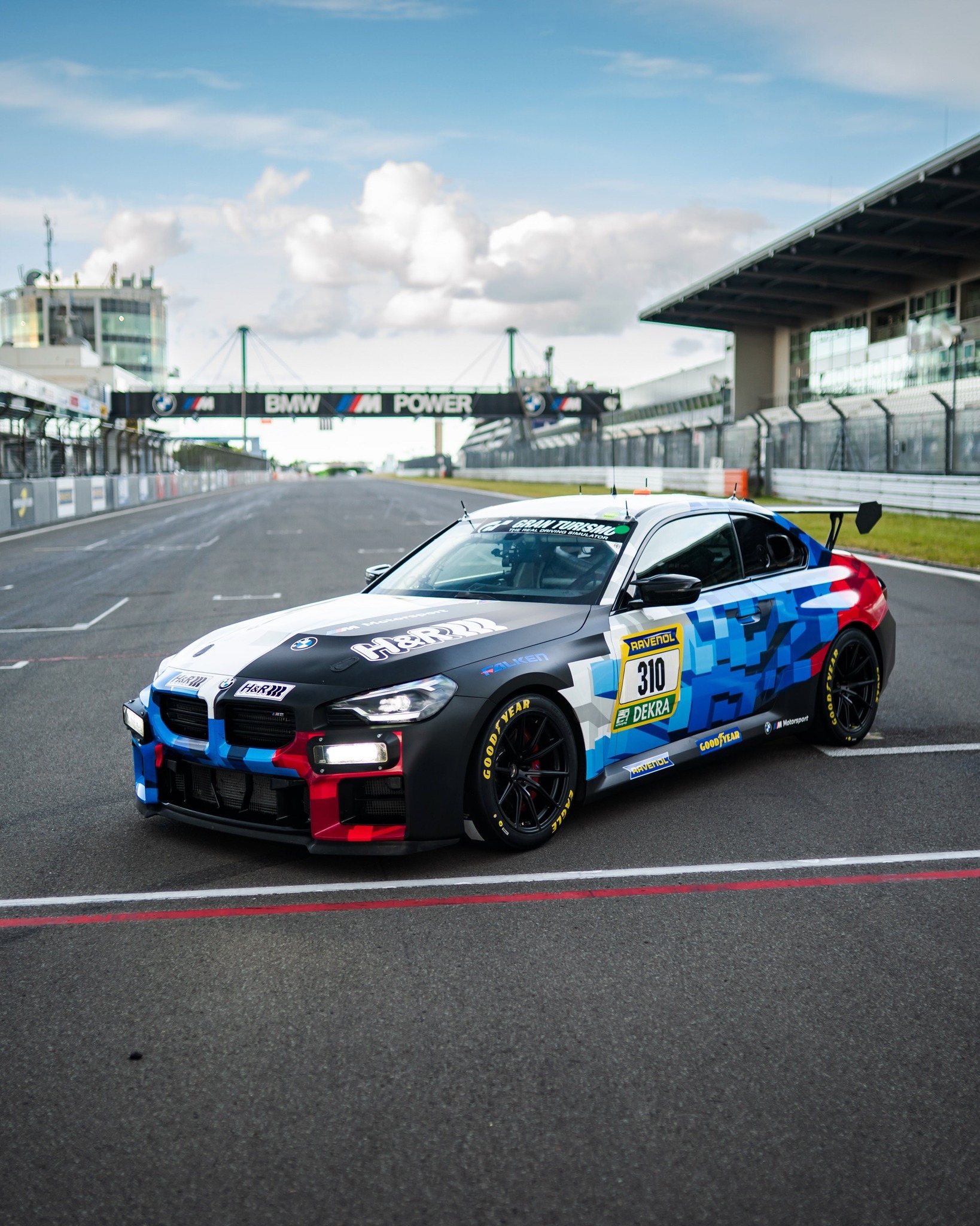 4缸的宝马M2赛车宝马的入门款赛车M2 Racing首秀上周末的纽博格林24小时