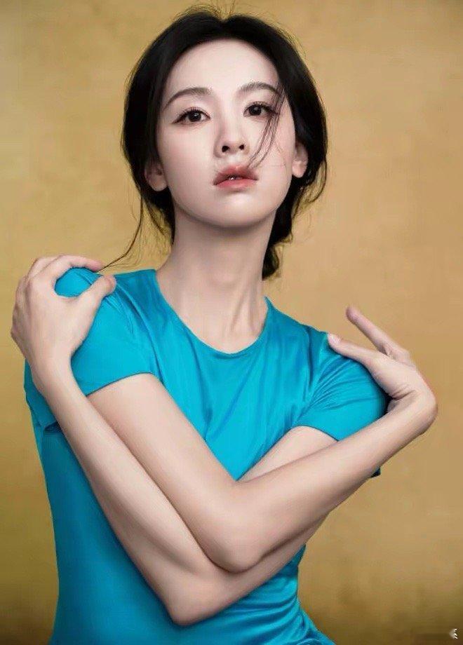 读书是真有用的不信你看看陈都灵在国剧盛典上，她穿着蓝色长裙和朱亚文一起上台颁奖，