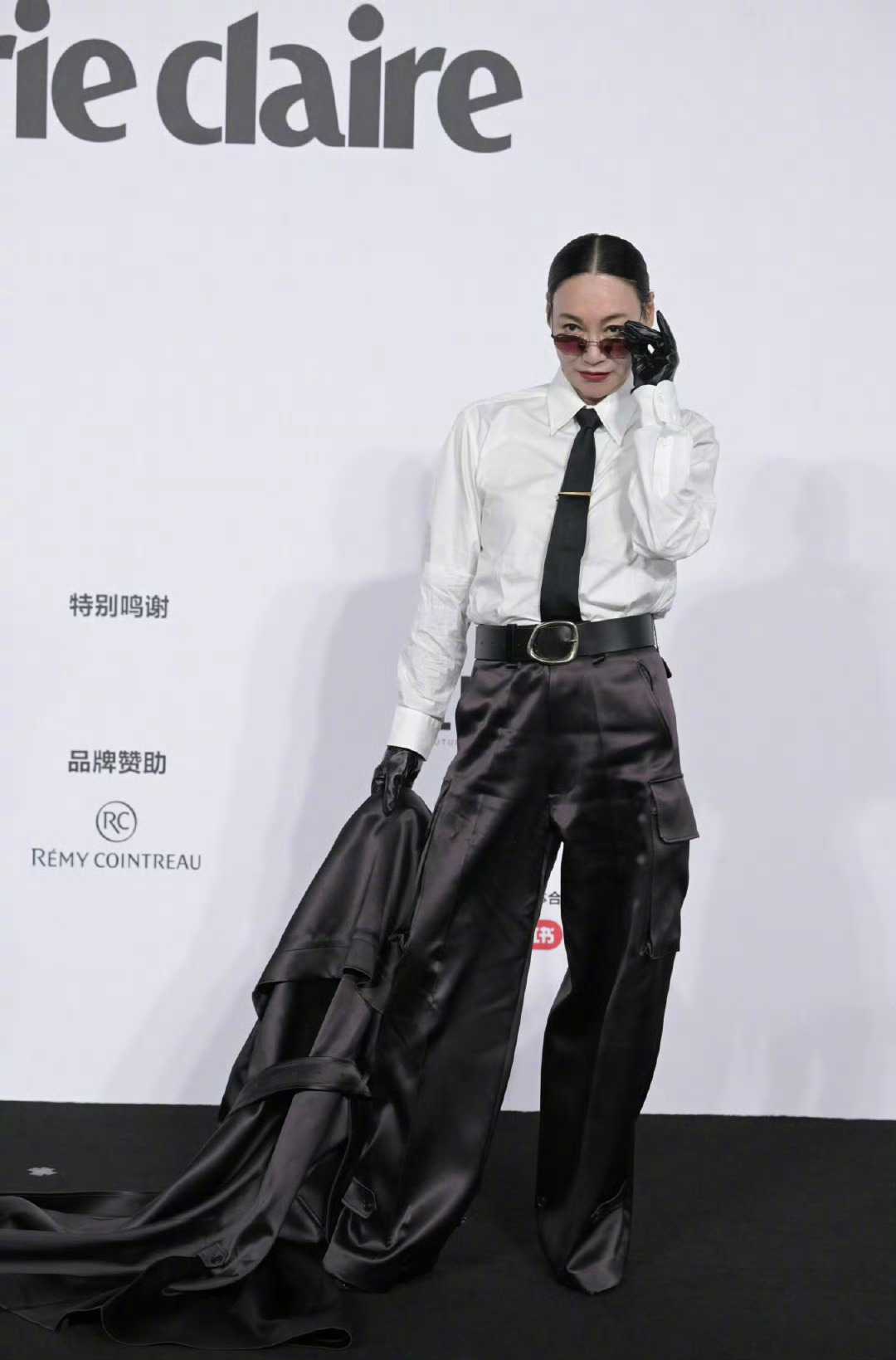 惠英红红毯脱大衣 惠英红一袭白色衬衫黑裤亮相红毯。 