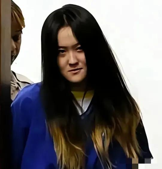 大快人心！2015年，曾拿烟头烫同学、扇耳光，赴美留学生翟云瑶在法庭上咆哮，无视