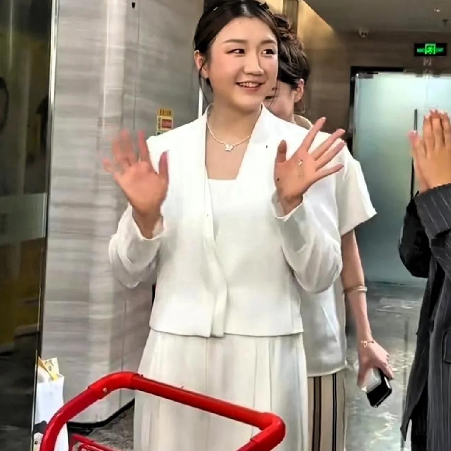 家人们，陈梦在深圳亮相啦，那状态简直美美哒！不少人都惊了，怎么不打球的她，颜值直